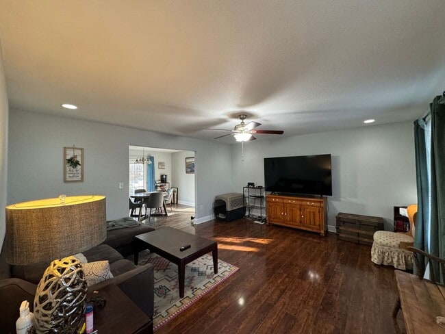 Foto del edificio - Welcome to this charming and spacious home!