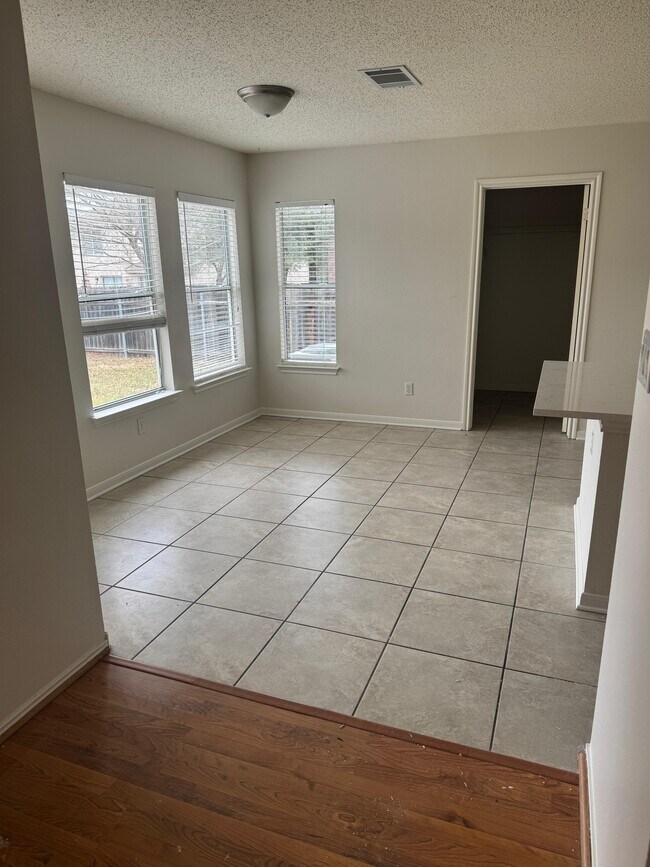 Foto del edificio - 2105 Zeppelin Dr