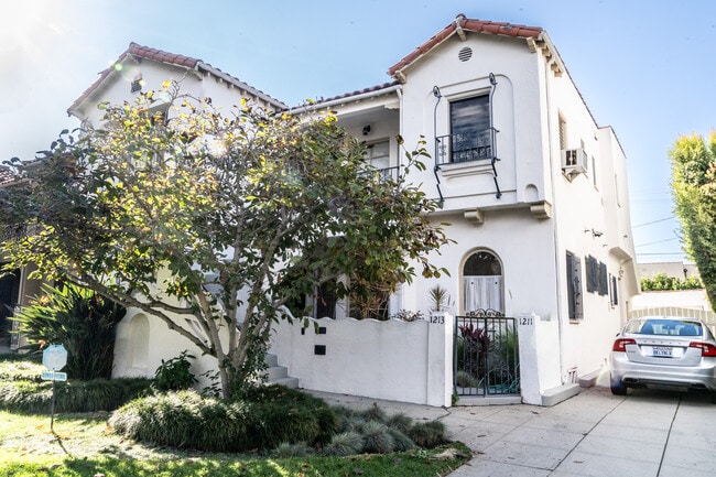 Building Photo - 1211 S Hayworth Ave