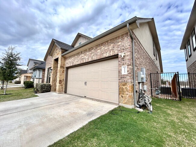 Foto del edificio - Spacious & Beautiful 3/BR 2/BA Two-Level Home with Garage & Fenced Yard