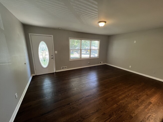 Foto del edificio - 7446 Sycamore Ave