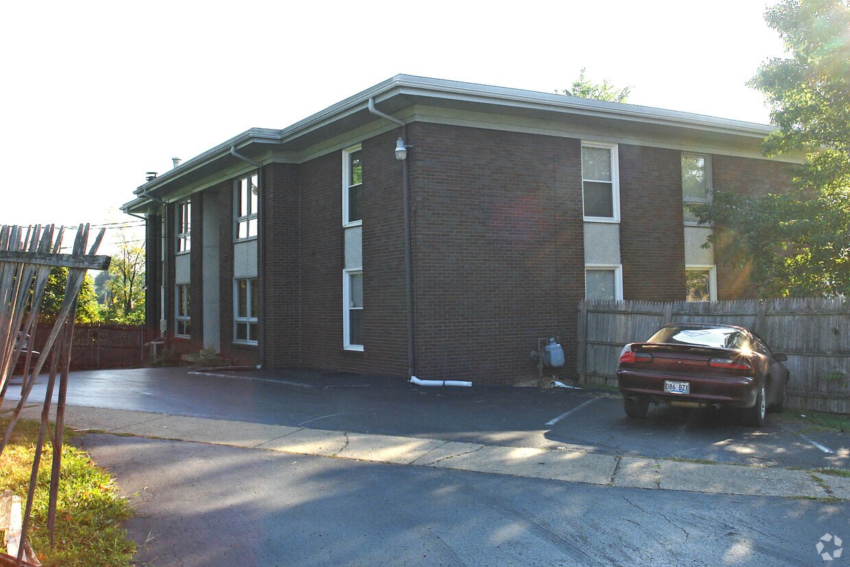 Building Photo - 147 Lakeshore Dr