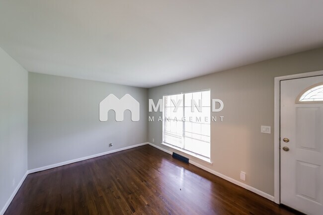 Foto del edificio - 5601 Crestview Dr
