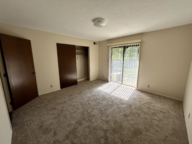 Building Photo - 604-650 Cumberland Dr