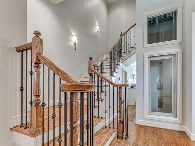 Building Photo - 414 NE 2nd St