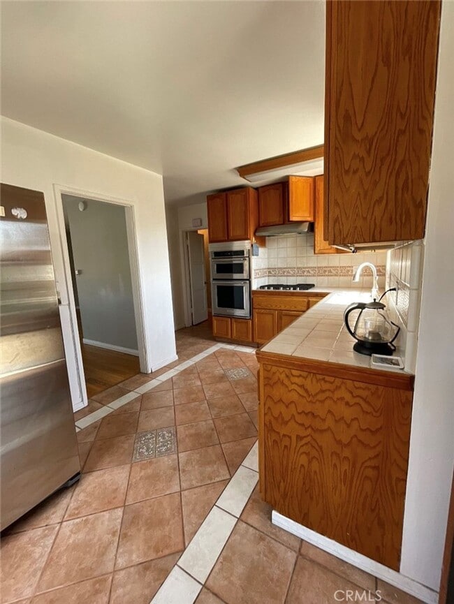 House Kitchen w/pantry - 2939 Kelton Ave