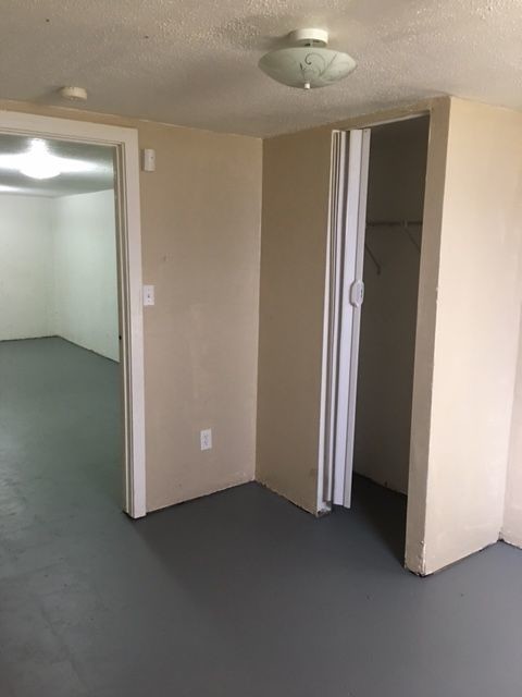 Building Photo - Reduced and ready to move in