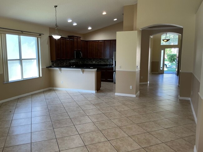 Building Photo - Florida Living at Its Best: 4 Bed, 3 Bath,...