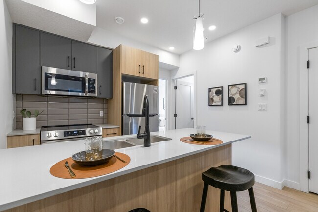 Photo du bâtiment - 9811-9153 153 St NW