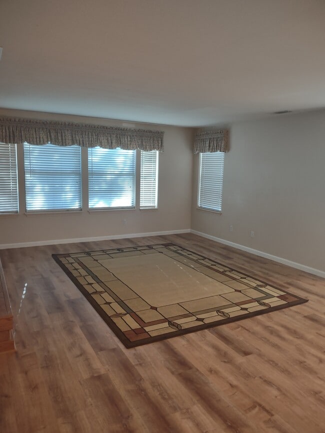 Building Photo - 1061 Mountain View Dr