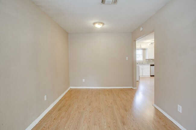 Foto del edificio - Pre-leasing for July