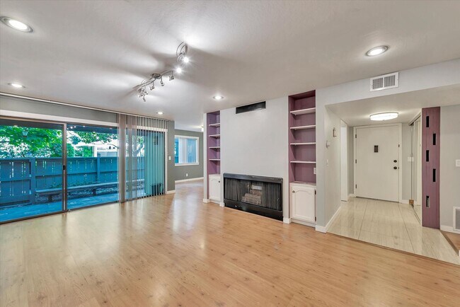 Foto del edificio - Hidden Gem at Saratoga Creekside – End Uni...