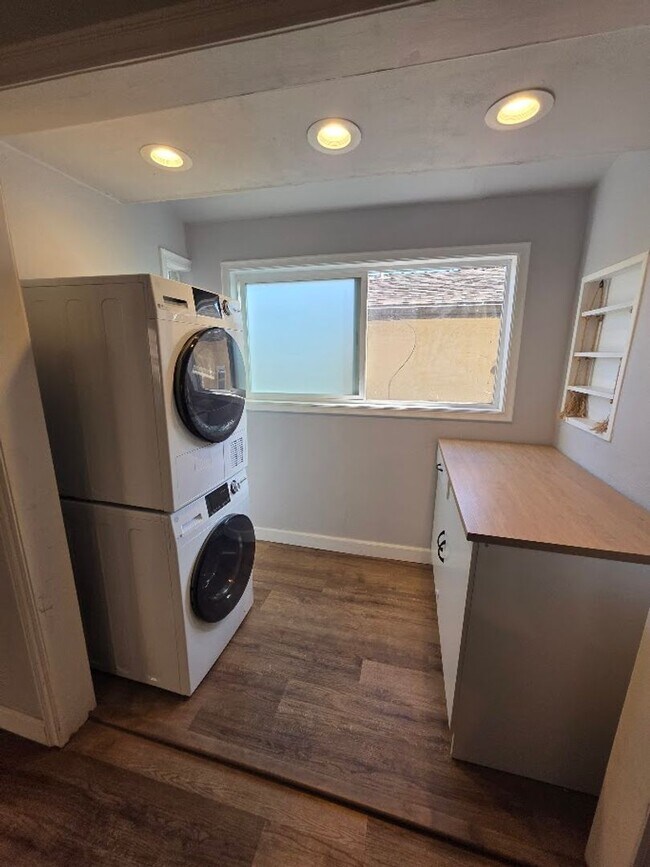 Building Photo - RENOVATED 2BD/1.5 BATH WITH PARKING, LAUNDRY, AND FULL H-VAC