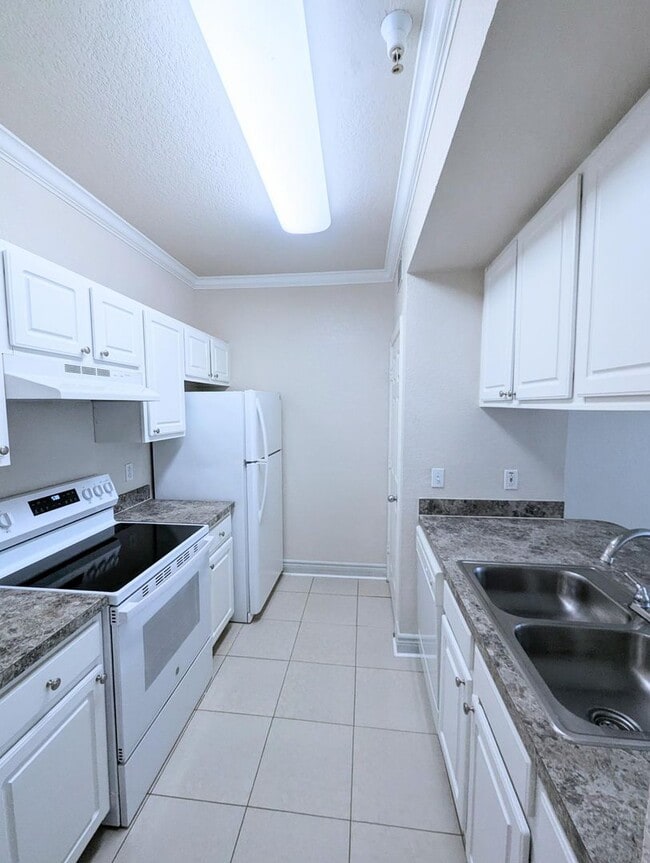 Building Photo - Light, bright and clean!  Includes Balcone...