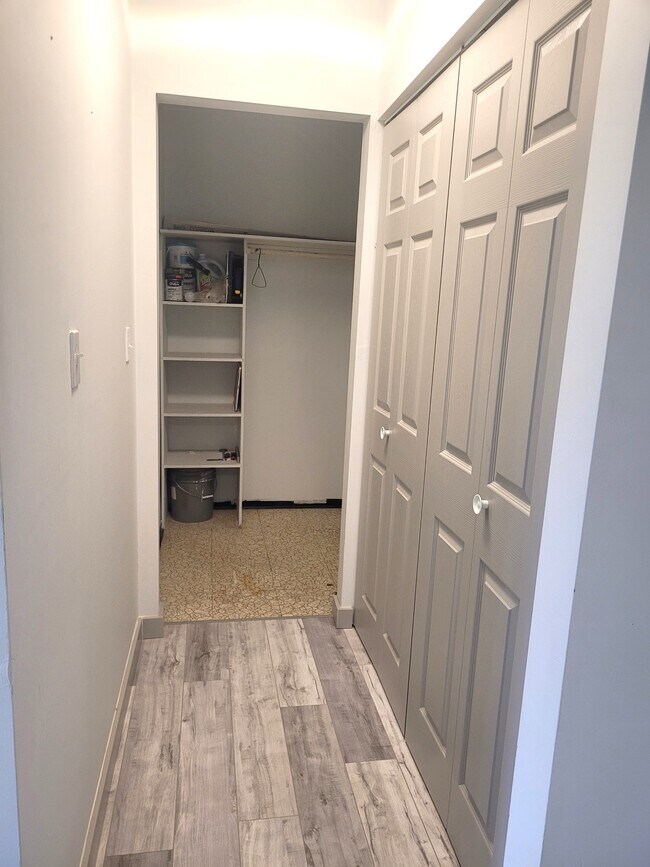 Photo du bâtiment - 4931-4931 Walsh Ave