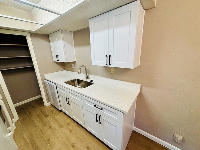 Building Photo - 2600 Penny Ln