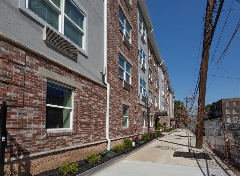 Primary Photo - 437 Mulberry St