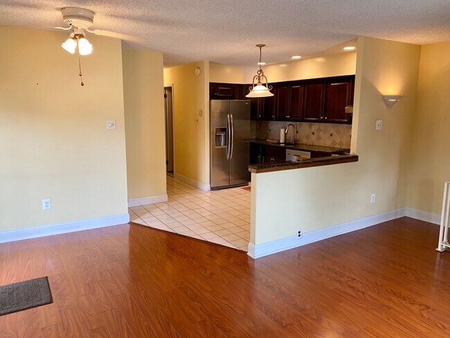 Building Photo - Spruce St 621 - “PM HOLD FUNDS $700.00 4/2...