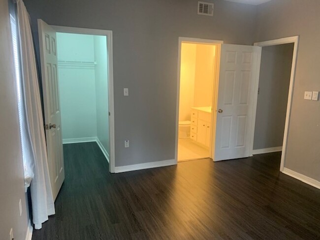 Building Photo - Charming First Floor Condo