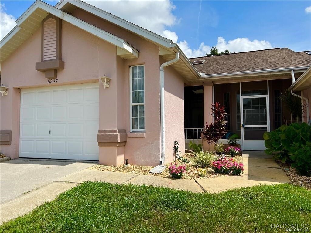 Foto principal - 6847 E Queensbury Ln