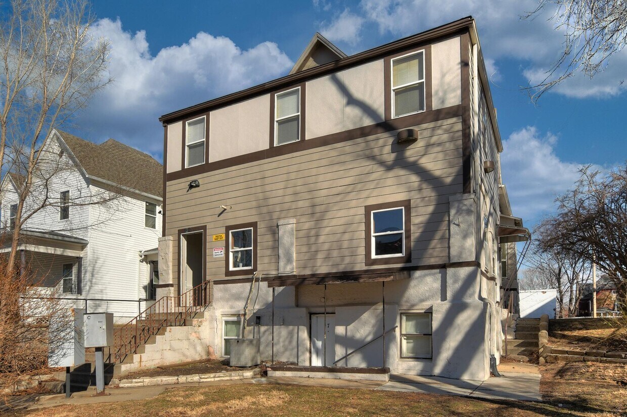 1313 S 32nd St Unit 2, Omaha, NE 68105 Apartments in Omaha, NE