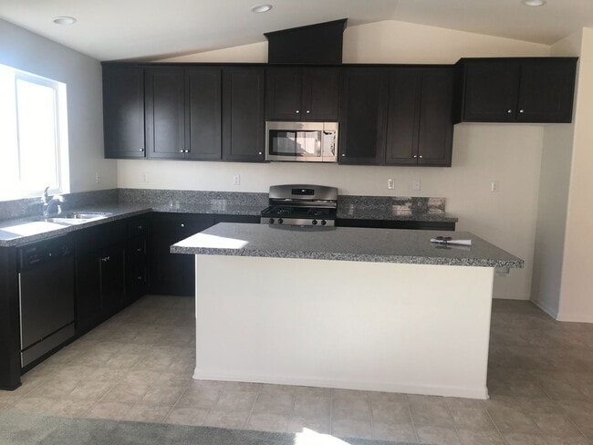 Building Photo - Move in Ready