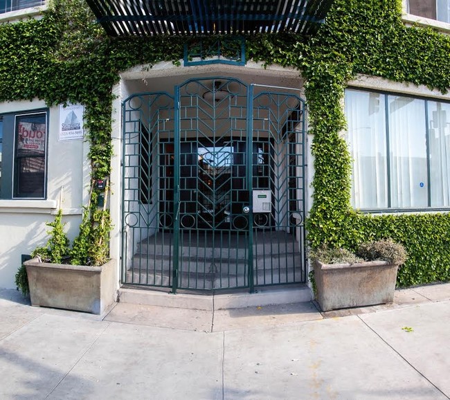 Building Photo - 445 E 3rd St