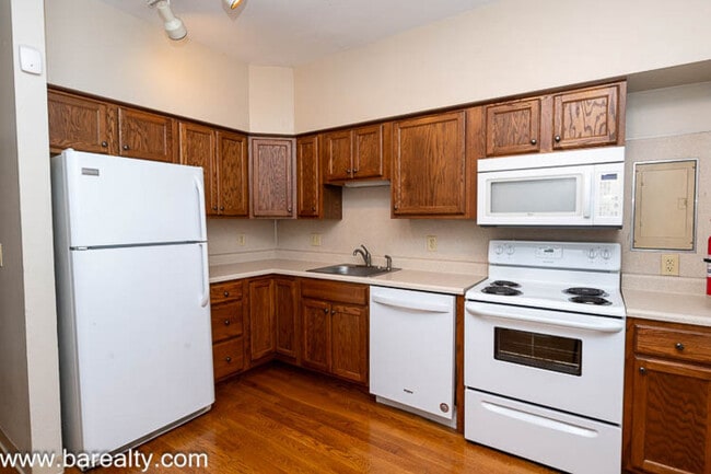 Building Photo - 1080 Mt Pleasant Ave