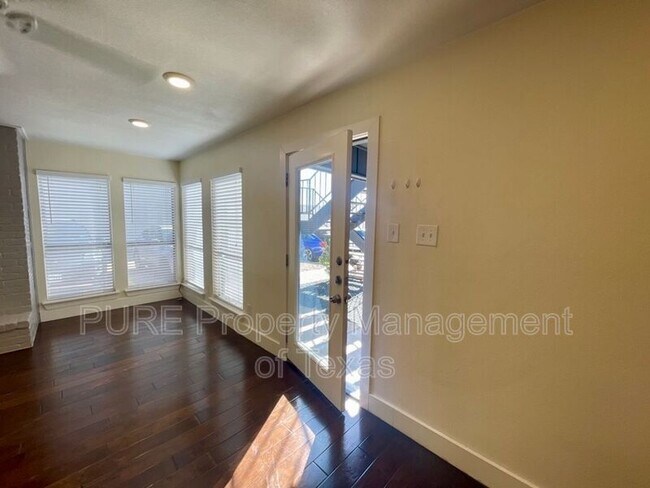 Building Photo - 909 Reinli St
