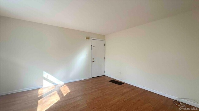 Foto del edificio - 64 Pine Hollow Rd