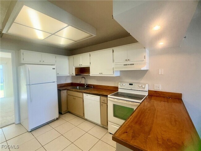 Foto del edificio - 3417 SW Santa Barbara Pl