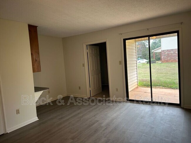 Building Photo - 601 Timberline Dr SE