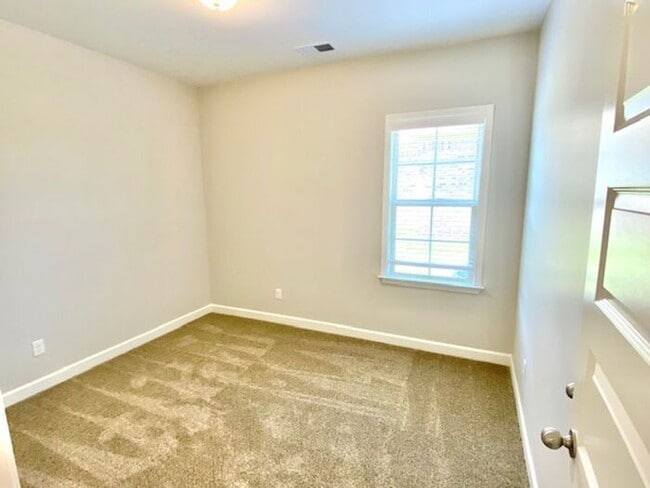 Foto del edificio - Now Leasing a 4-Bedroom 3 Bath Home In Som...