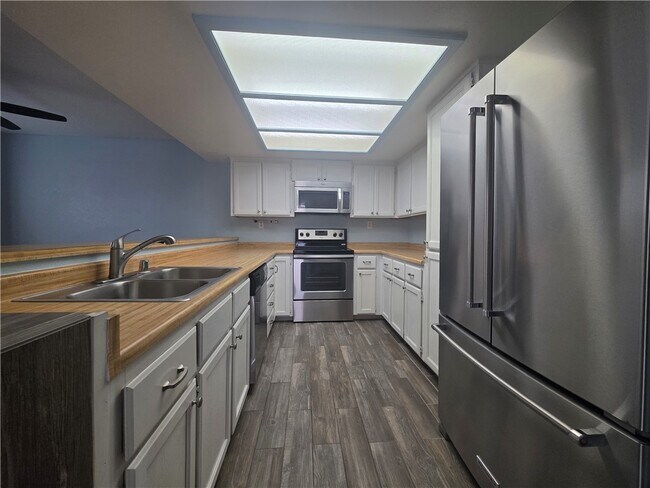 Foto del edificio - 1800 Club House Dr