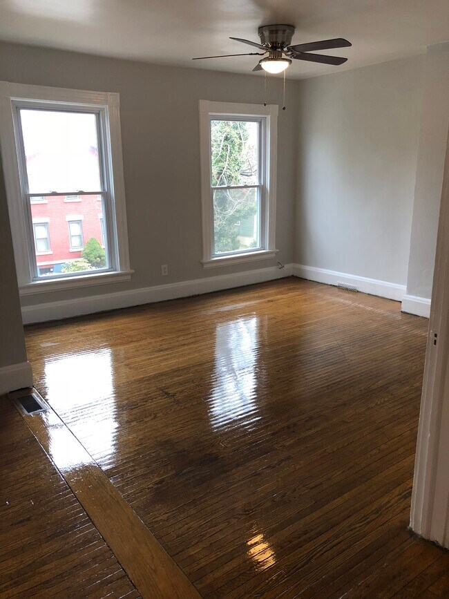 Living Room, with finished hardwood floors - 91 S Washington, Up