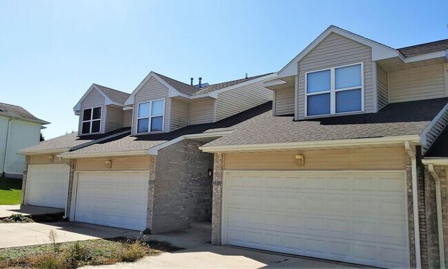Foto del edificio - $1,550 | 2 Bedroom, 2.5 Bathroom Multi Floor Town Home | Pet Friendly* | Available for Immediate ...