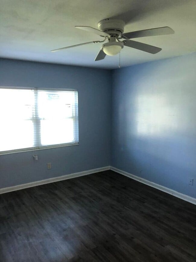 Building Photo - 1bedroom 1 Bath Condo In Palms West Off Pe...