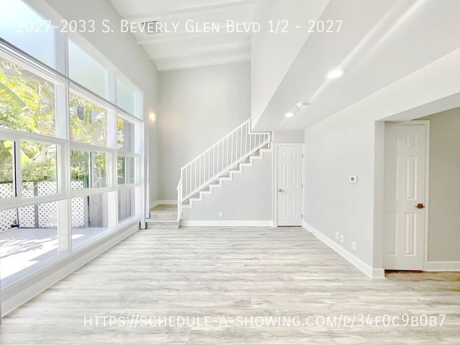 Foto principal - Beautiful newly remodeled modern two story...