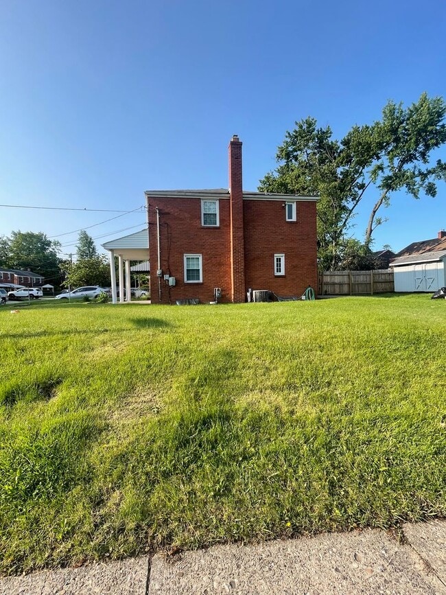 Building Photo - Townhouse on Spacious Corner Lot