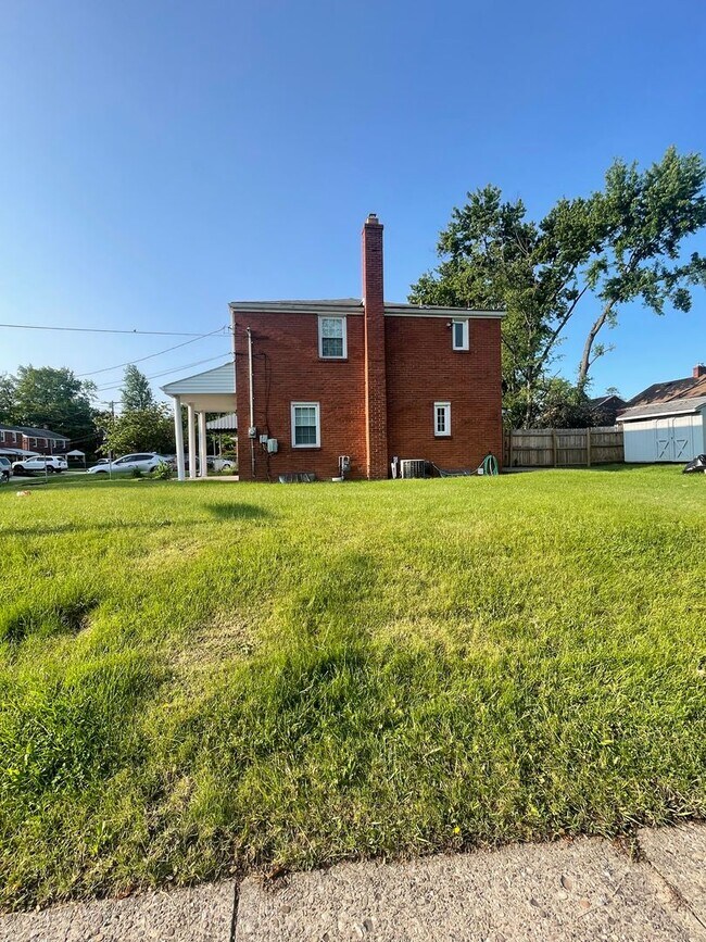 Foto del edificio - Townhouse on Spacious Corner Lot