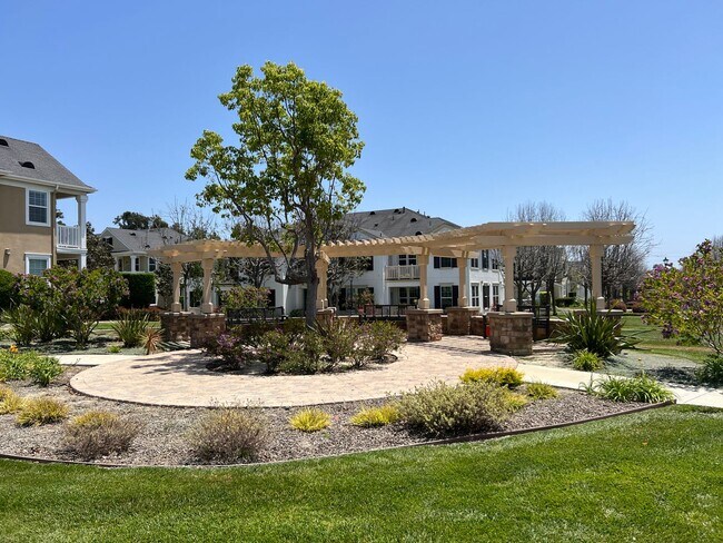 Building Photo - Spacious Townhome in Ventura!