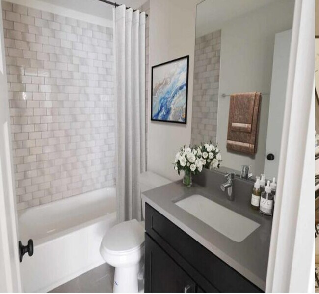 Building Photo - 2203 W Eastwood Ave