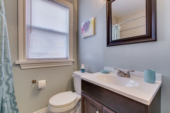 Foto del edificio - 717 Culbertson Dr