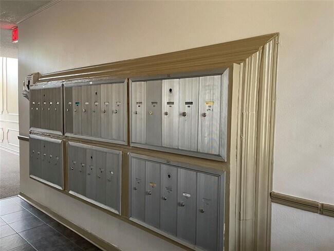 Building Photo - 2824 Briarhurst Dr