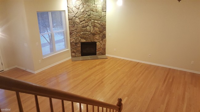 Building Photo - 2 br, 2.5 bath Condo - 3105 Asher Rd