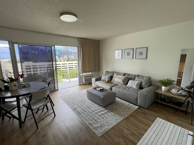 Building Photo - 2 Bed 2 Bath Fully Furnished Unit Central ...