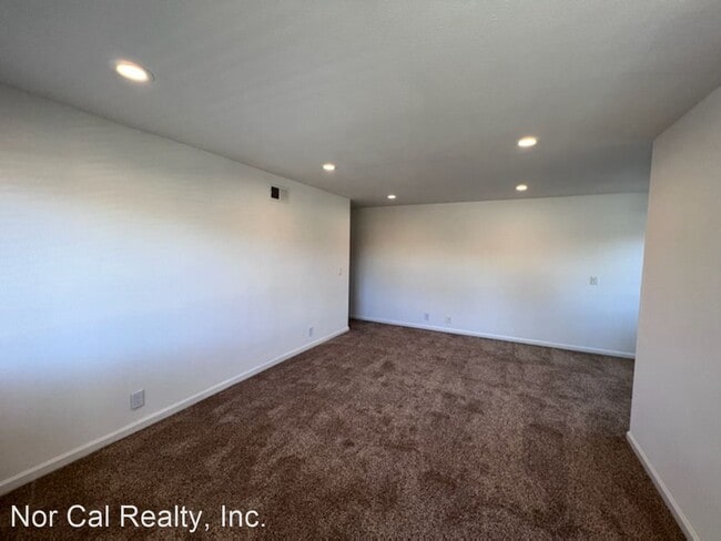 Building Photo - 2 br, 1 bath House - 2297 Medallion Drive #4