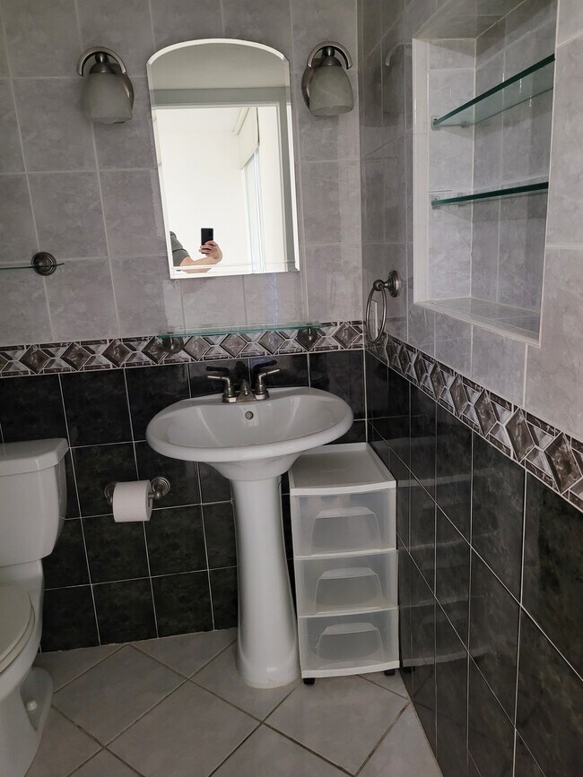 Baño principal - 8615 NW 8th St