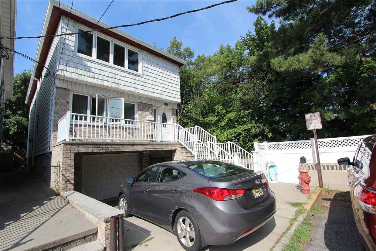 178 W 33rd St, Bayonne, NJ 07002 House Rental in Bayonne, NJ
