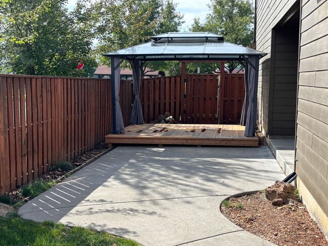 Building Photo - Lovely Corner Lot Home facing Sun Meadow Park